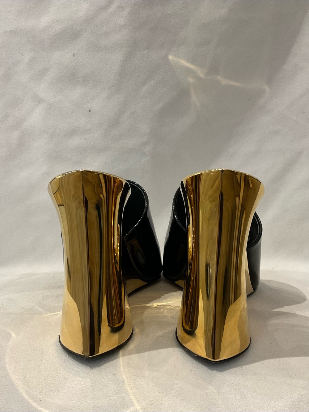 Alaïa La Sculpture Black Patent Leather Mules with Gold Sculptural Heels - Picture 3 of 9